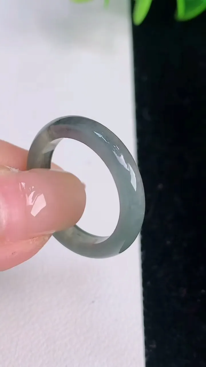天然A货翡翠冰种乌鸡种指环 戒指，尺寸18.8-4-3，重量:啊2.56g2025年8月2日
工厂直销收藏佳品,种好水足，色泽均匀，有种有色，上手高大气！