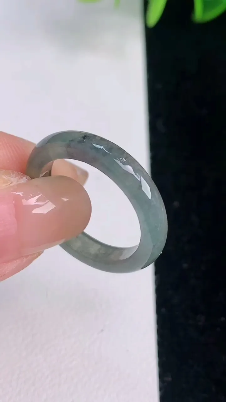 天然A货翡翠冰种乌鸡种指环 戒指，尺寸18.8-4-3，重量:啊2.56g2025年8月2日
工厂直
