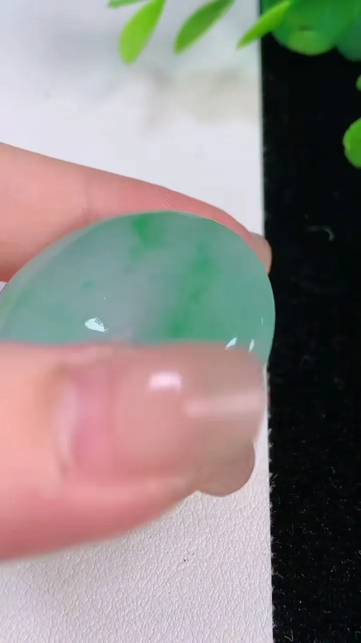 天然A货翡翠平安扣吊坠，尺寸35-5，重量:12.30g
8月2日