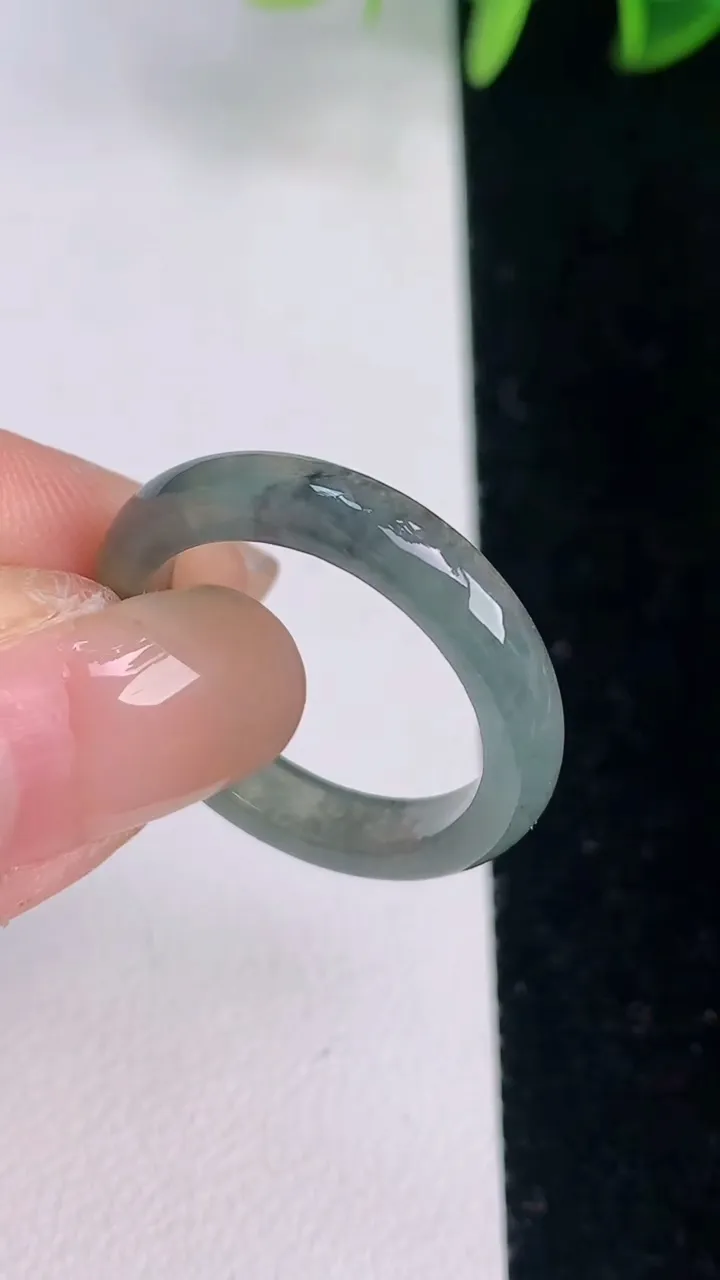 天然A货翡翠冰种乌鸡种指环 戒指，尺寸18.8-4-3，重量:啊2.56g2025年8月2日
工厂直销收藏佳品,种好水足，色泽均匀，有种有色，上手高大气！