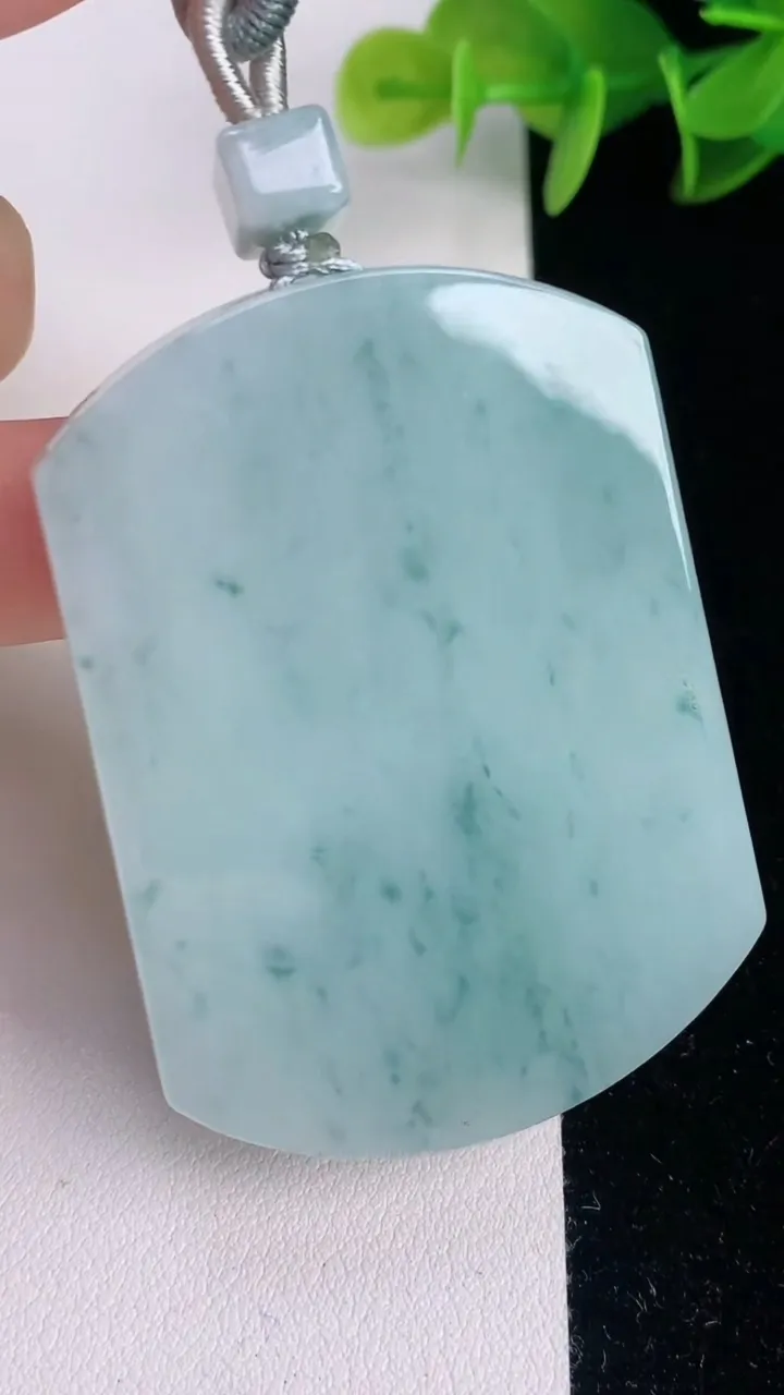 天然A货翡翠飘花无事牌吊坠，尺寸53.2-38.8-6，重量:39.74g
8月2日