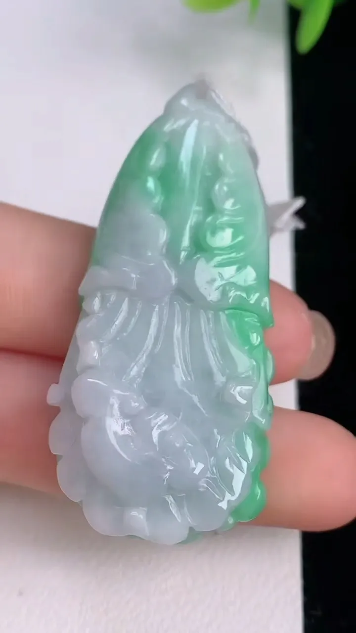 天然A货翡翠白菜吊坠，尺寸50.4-23.7-10，重量:19.61g
8月2日