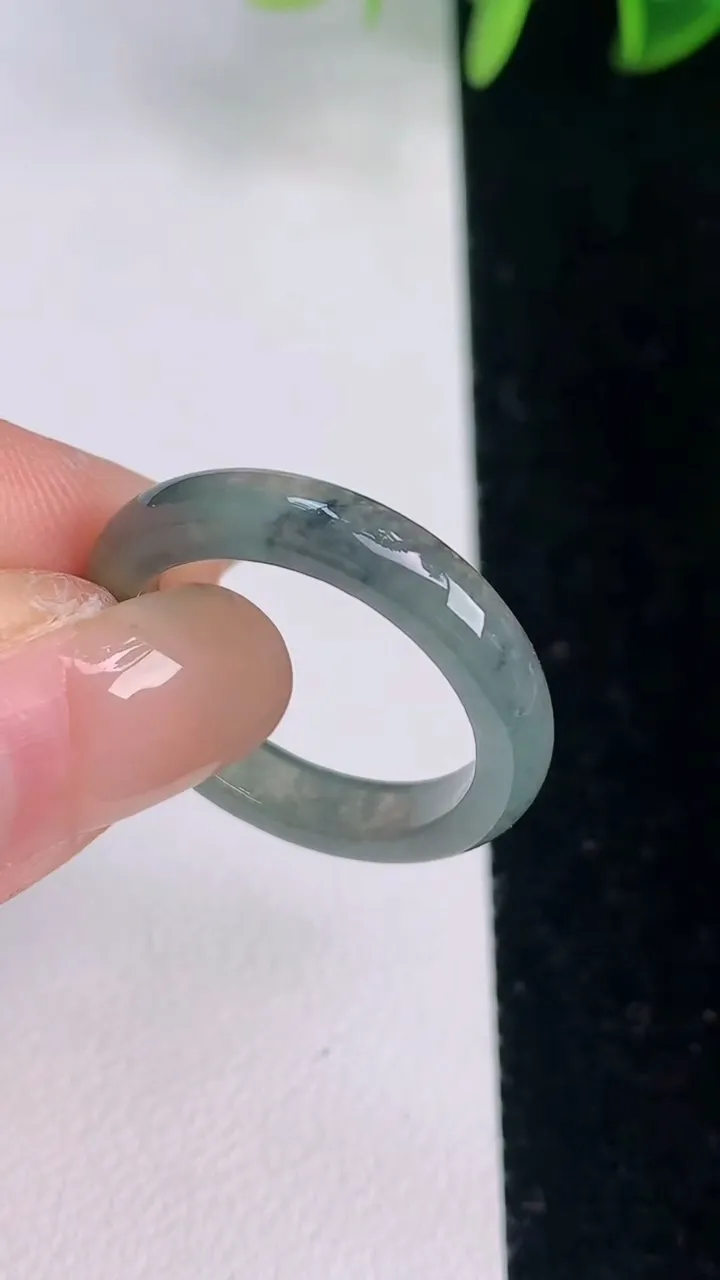 天然A货翡翠冰种乌鸡种指环 戒指，尺寸18.8-4-3，重量:啊2.56g2025年8月2日
工厂直