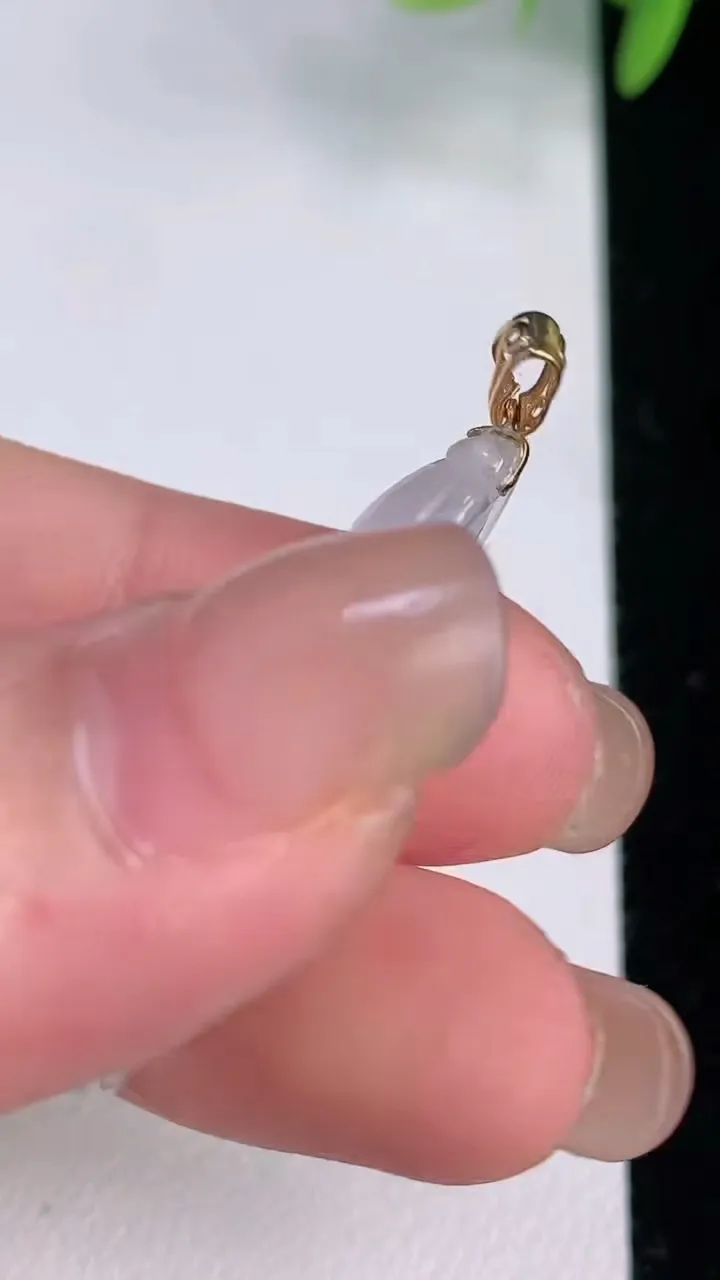 天然A货翡翠种白冰福豆吊坠，尺寸36.4-11.5-4.7，重量:3.18g
8月2日