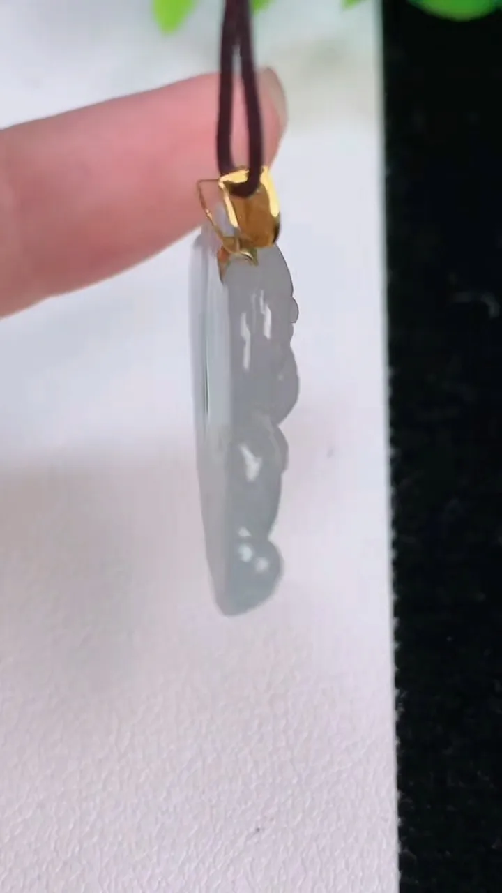 天然A货翡翠种飘花佛公吊坠，尺寸25-30-5，重量:6.12g
8月2日