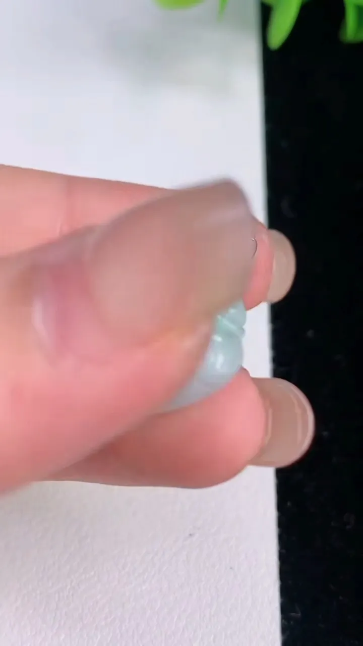 天然A货翡翠佛公吊坠，尺寸21-24.4-6，重量:4.27g
8月2日