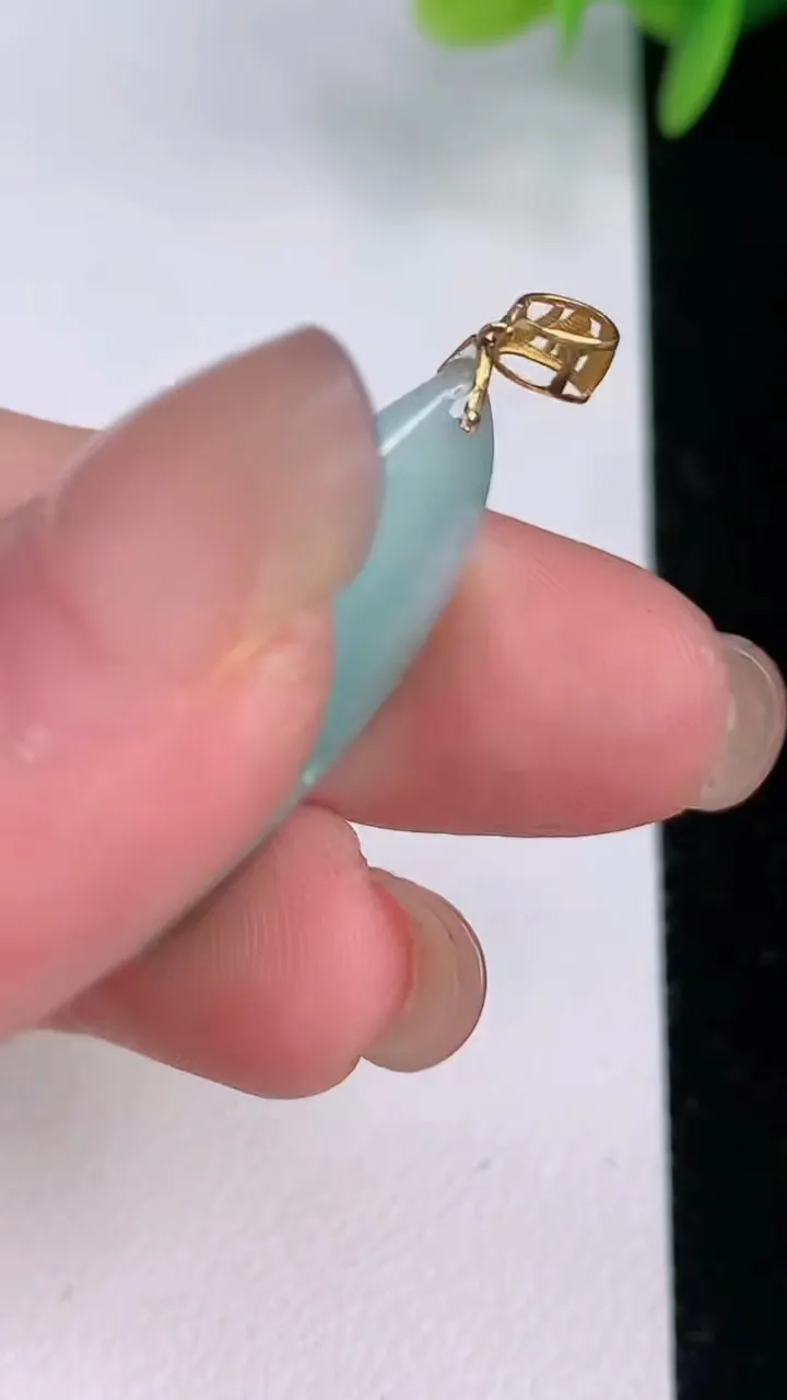 天然A货翡翠随形吊坠，尺寸28-14.3-9.2，重量:5.44g
8月2日