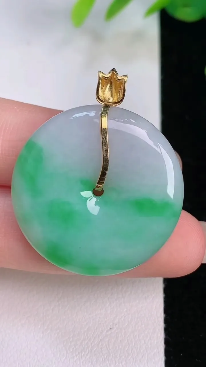 天然A货翡翠平安扣吊坠，尺寸30-5.7，重量:11.18g
8月2日