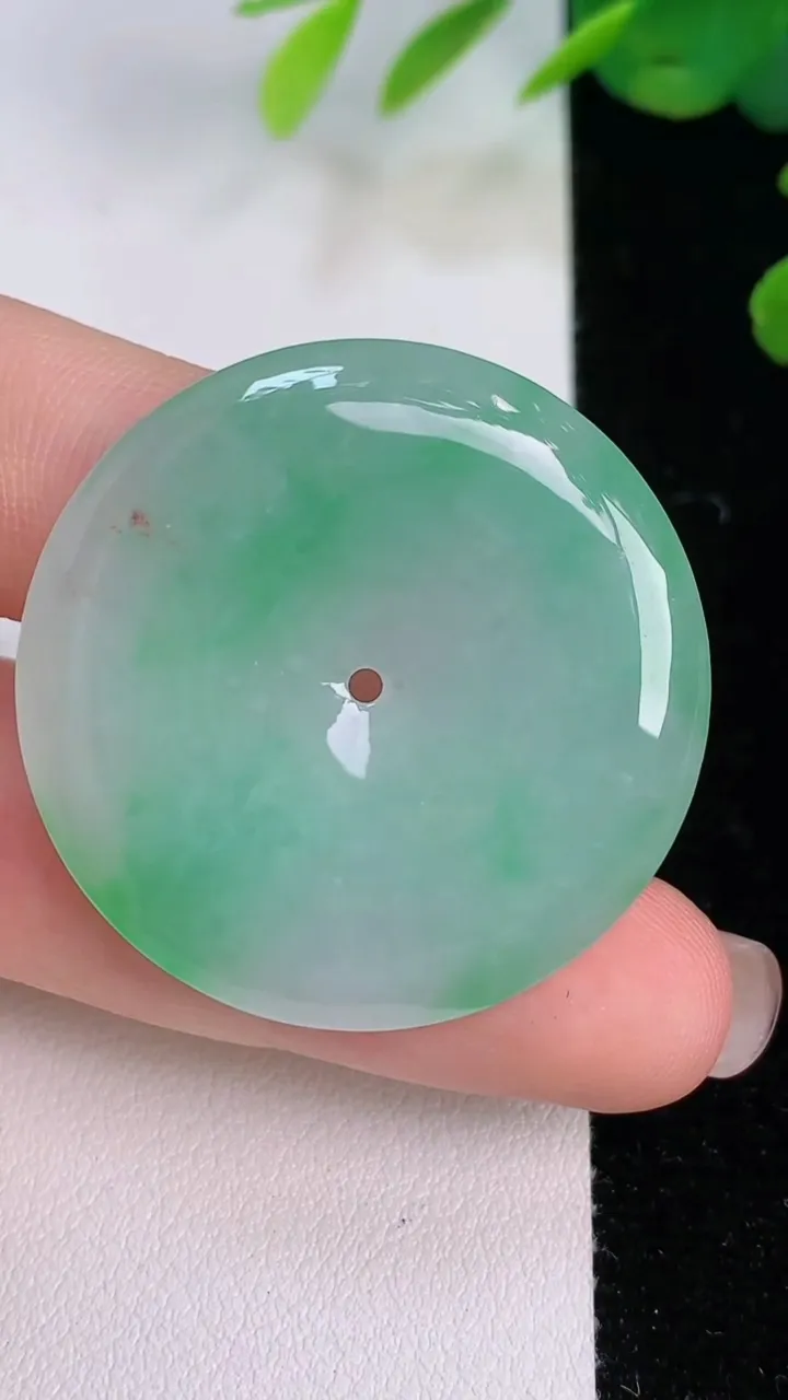 天然A货翡翠平安扣吊坠，尺寸35-5，重量:12.30g
8月2日