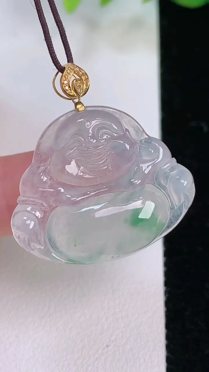 天然A货翡翠种飘花佛公吊坠，尺寸25-30-5，重量:6.12g
8月2日