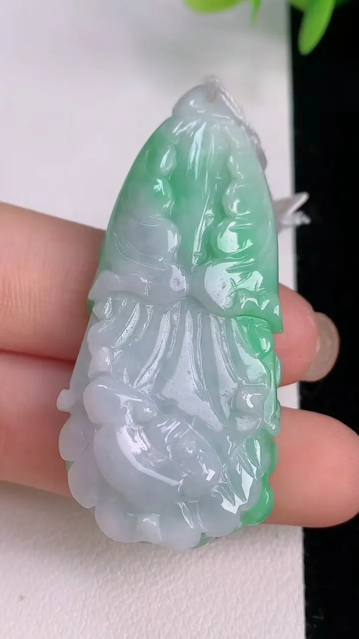 天然A货翡翠白菜吊坠，尺寸50.4-23.7-10，重量:19.61g
8月2日