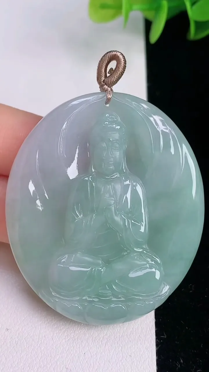 天然A货翡翠观音菩萨吊坠，尺寸51.2-43.6-5.2，重量:24.09g
8月2日