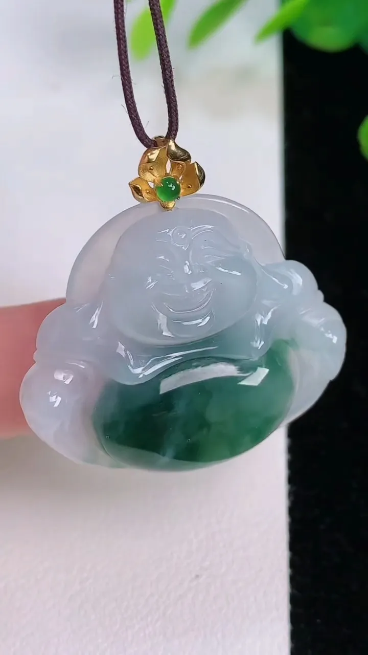 天然A货翡翠种飘花佛公吊坠，尺寸29.8-34-6，重量:8.53g
8月2日