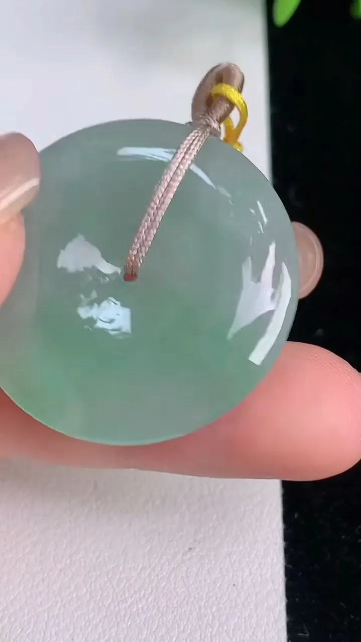 天然A货翡翠平安扣吊坠，尺寸32.3-5.6，重量:11.60g
8月2日