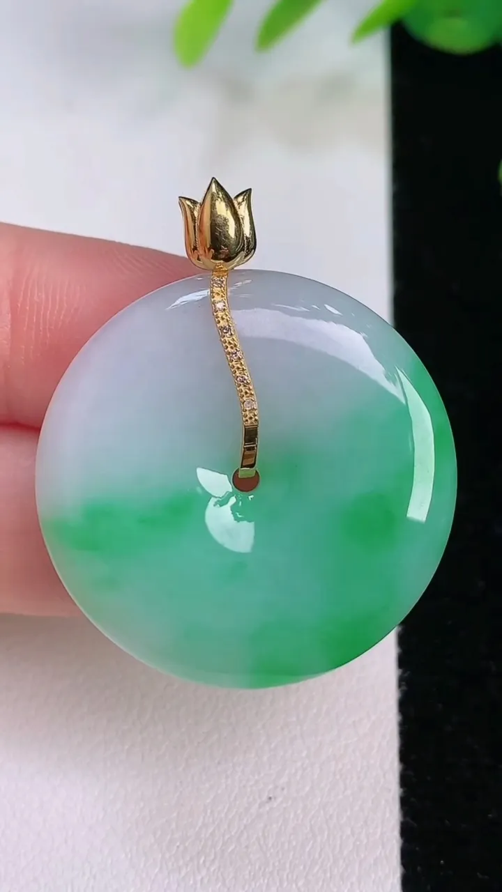 天然A货翡翠平安扣吊坠，尺寸30-5.7，重量:11.18g
8月2日