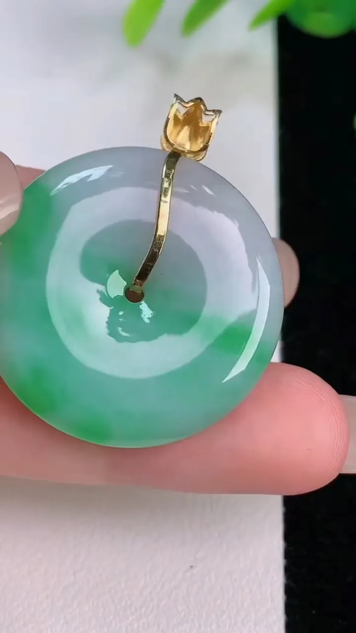 天然A货翡翠平安扣吊坠，尺寸30-5.7，重量:11.18g
8月2日