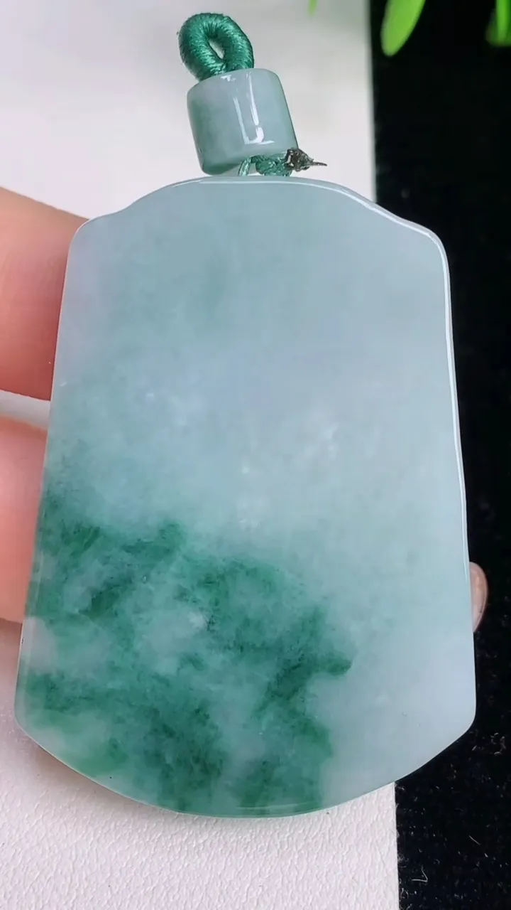 天然A货翡翠飘花仿古无事牌吊坠，尺寸50.8-37-5.6，重量:28.88g
8月2日