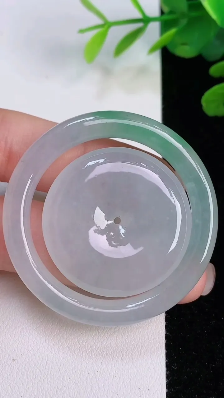 天然A货翡翠母子平安扣吊坠，尺寸46.8-6.2，重量:25.80g
8月2日