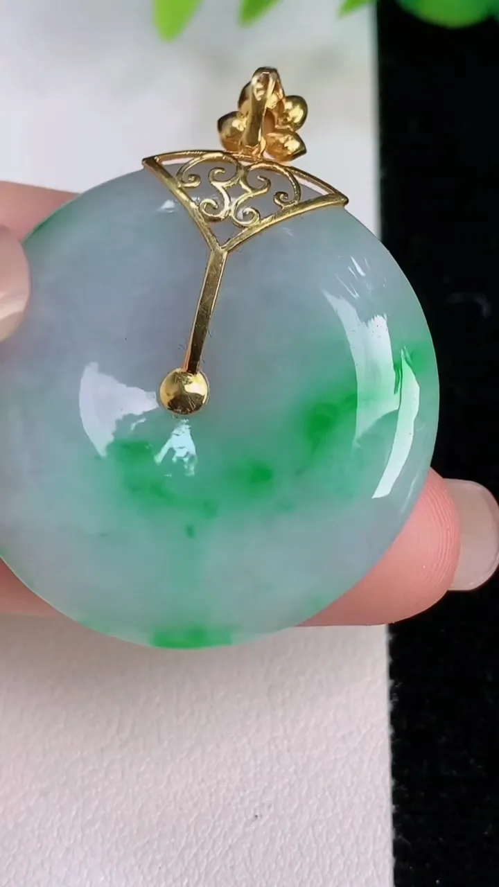 天然A货翡翠平安扣吊坠，尺寸33.7-6，重量:14.30g
8月2日