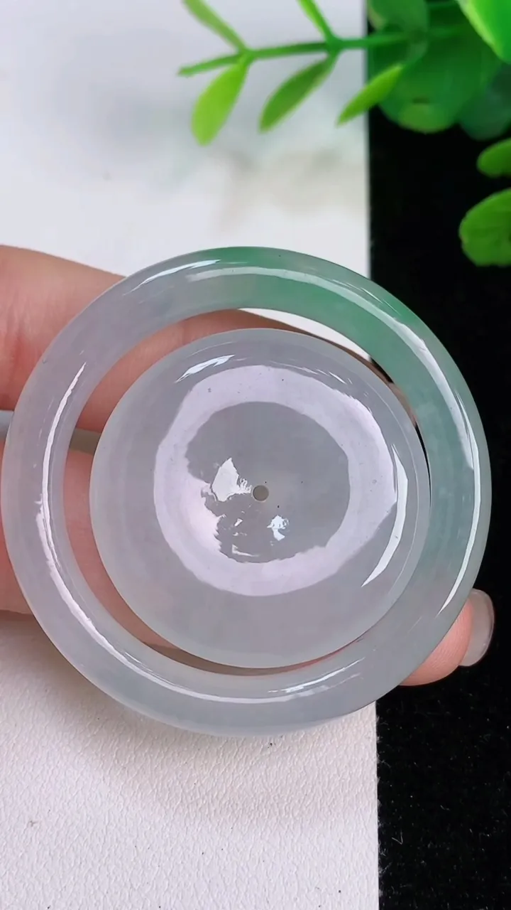 天然A货翡翠母子平安扣吊坠，尺寸46.8-6.2，重量:25.80g
8月2日