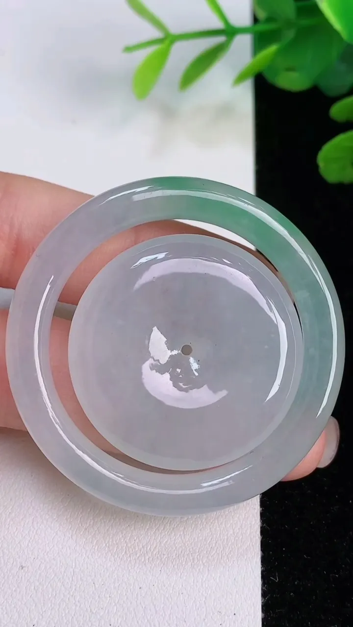 天然A货翡翠母子平安扣吊坠，尺寸46.8-6.2，重量:25.80g
8月2日