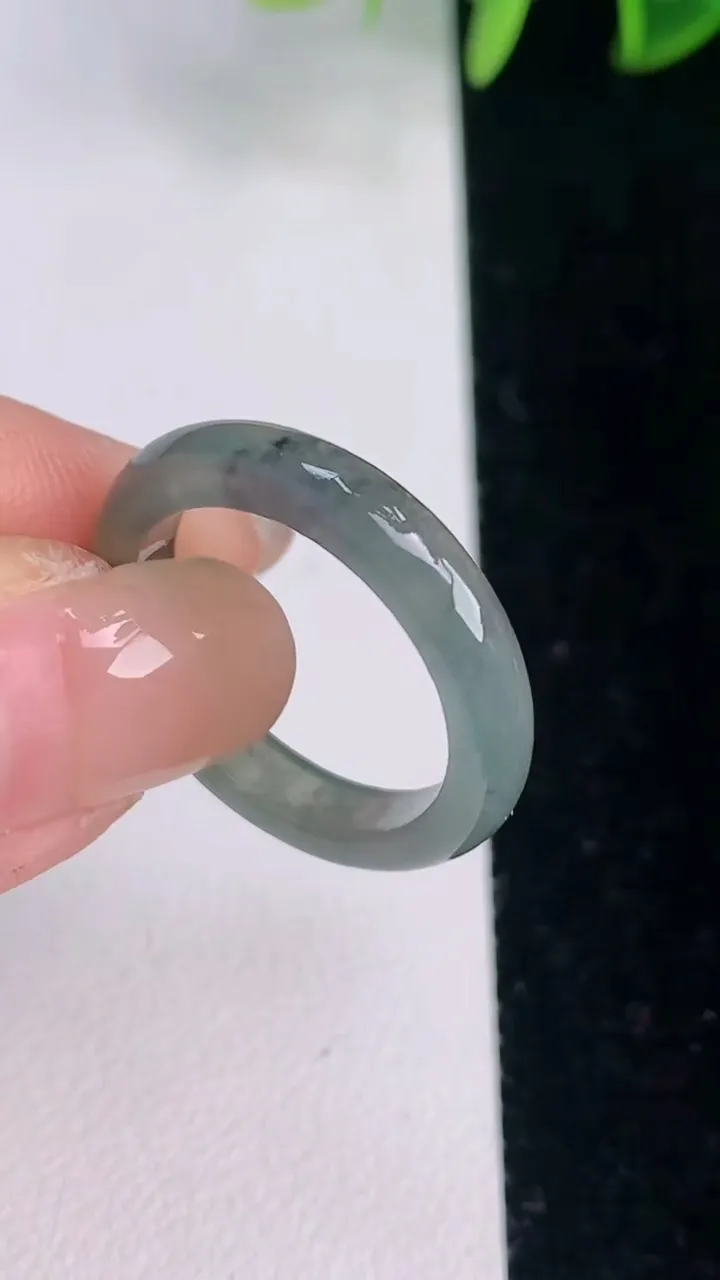 天然A货翡翠冰种乌鸡种指环 戒指，尺寸18.8-4-3，重量:啊2.56g2025年8月2日
工厂直销收藏佳品,种好水足，色泽均匀，有种有色，上手高大气！