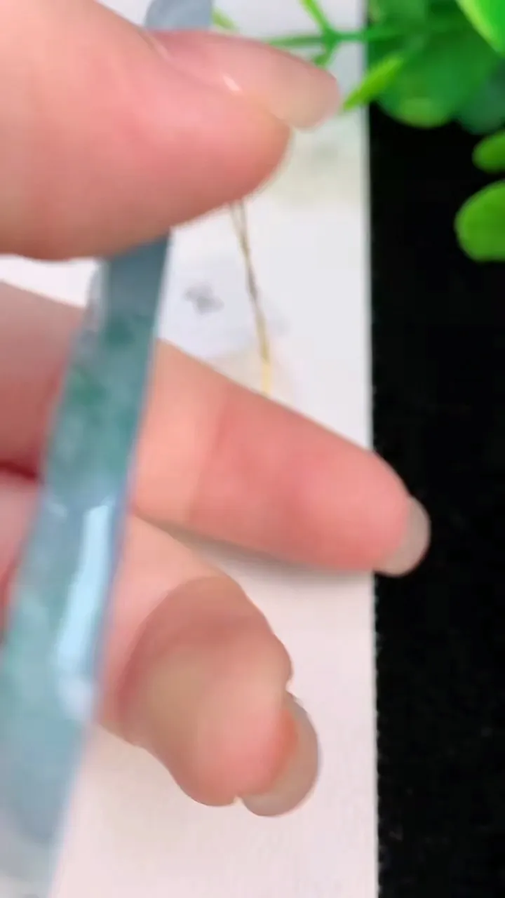 天然A货翡翠紫罗兰飘花山水观音菩萨吊坠，尺寸72-44-5.3，重量:40.16g
8月2日