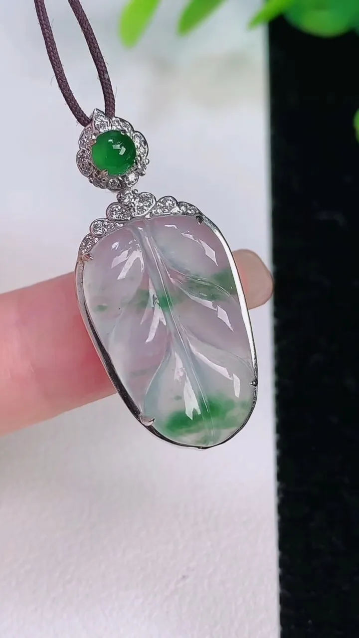 天然A货翡翠种飘花金枝玉叶 叶子吊坠，尺寸33-15-6裸石21.6-13.6，重量:3.02g
8