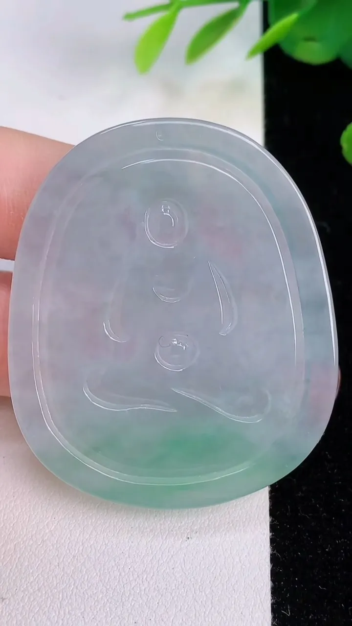 天然A货翡翠大势至观音菩萨吊坠，尺寸49.4-41.6-4.8，重量:21.87g
8月2日