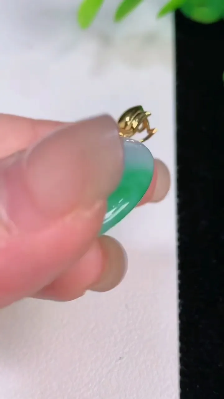 天然A货翡翠平安扣吊坠，尺寸30-5.7，重量:11.18g
8月2日