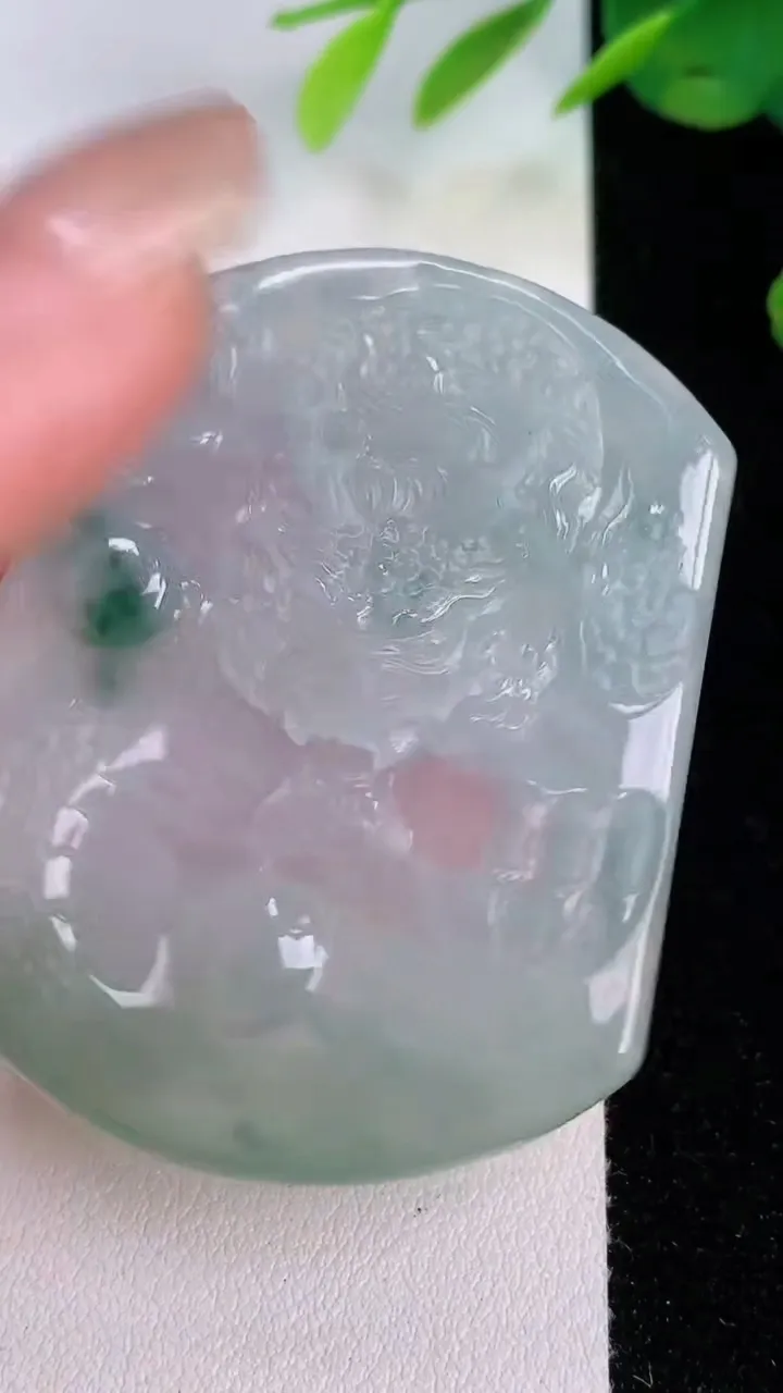 天然A货翡翠冰种飘花龙牌吊坠，尺寸51-41-5.5，重量:22.33g
8月2日