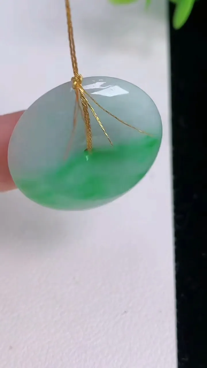 天然A货翡翠平安扣吊坠，尺寸27.3-5.7，重量:8.78g
8月2日