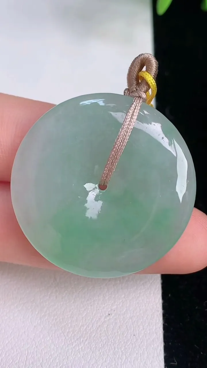 天然A货翡翠平安扣吊坠，尺寸32.3-5.6，重量:11.60g
8月2日