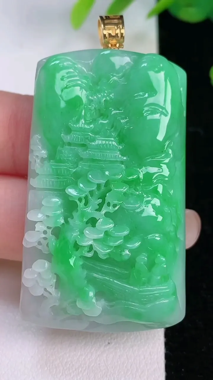 天然A货翡翠山水牌吊坠，尺寸49.4-29.3-10，重量:32.24g
8月2日