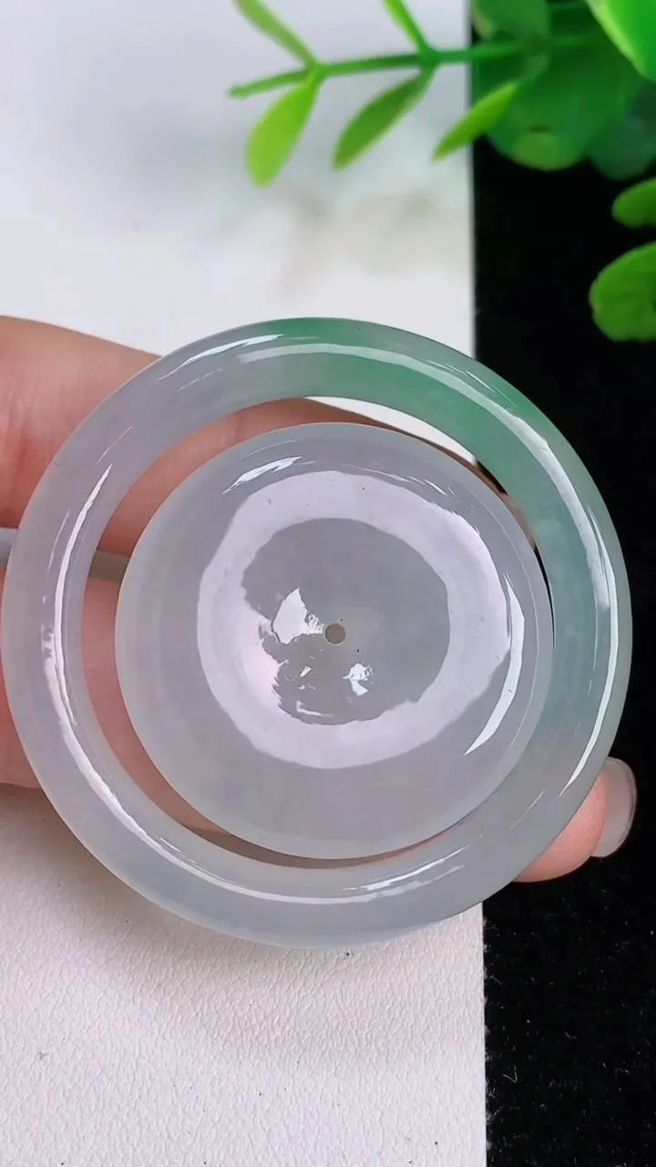 天然A货翡翠母子平安扣吊坠，尺寸46.8-6.2，重量:25.80g
8月2日