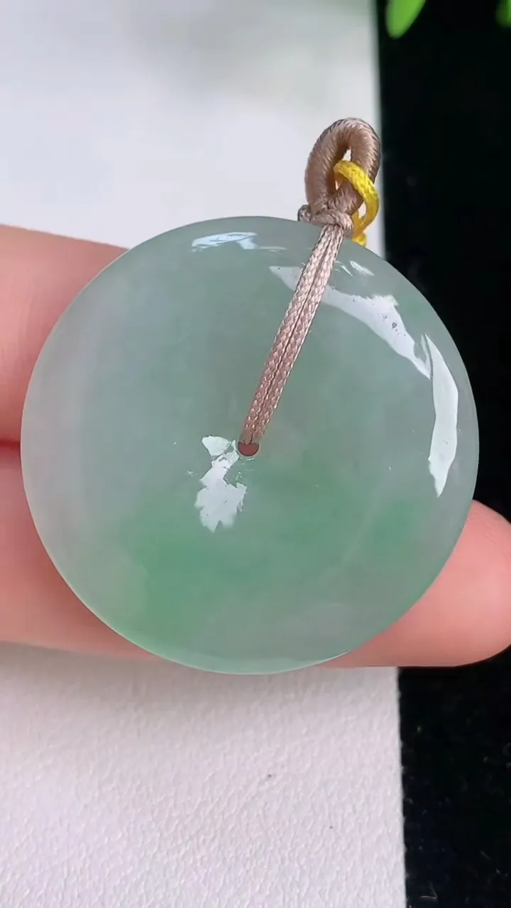 天然A货翡翠平安扣吊坠，尺寸32.3-5.6，重量:11.60g
8月2日