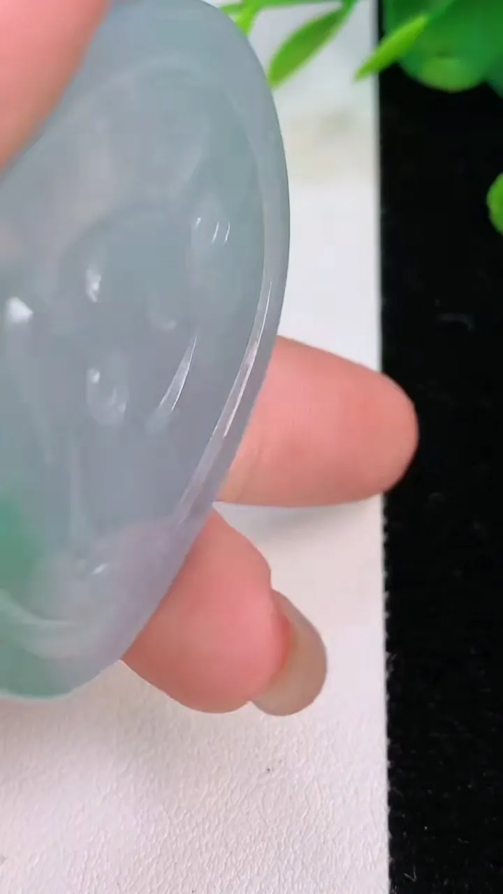天然A货翡翠大势至观音菩萨吊坠，尺寸49.4-41.6-4.8，重量:21.87g
8月2日