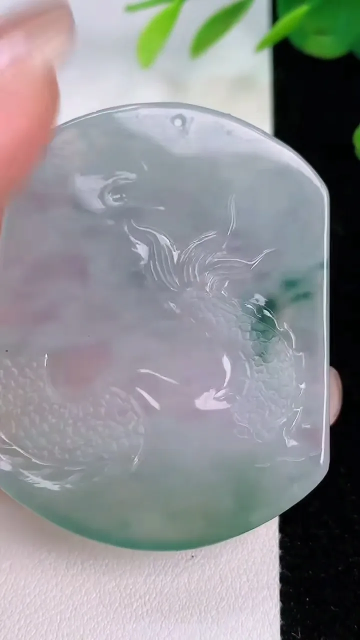 天然A货翡翠冰种飘花龙牌吊坠，尺寸51-41-5.5，重量:22.33g
8月2日