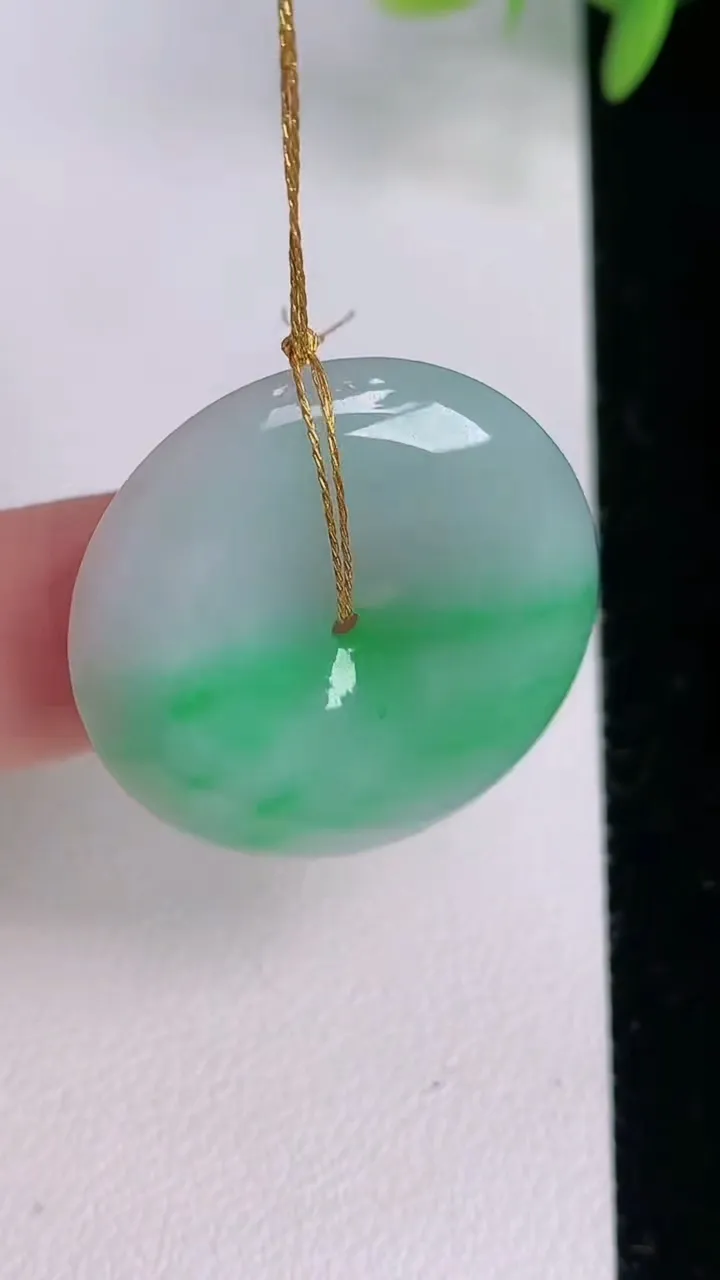 天然A货翡翠平安扣吊坠，尺寸27.3-5.7，重量:8.78g
8月2日