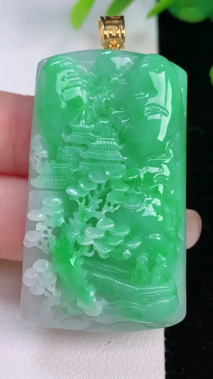 天然A货翡翠山水牌吊坠，尺寸49.4-29.3-10，重量:32.24g
8月2日