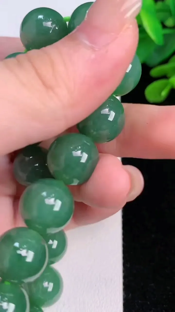 天然A货翡翠圆珠手串16颗，尺寸13，重量:58.33g8月2日
工厂直销收藏佳品,种好水足，色泽均匀，有种有色，上手高大气！