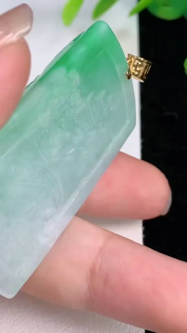 天然A货翡翠山水牌吊坠，尺寸49.4-29.3-10，重量:32.24g
8月2日