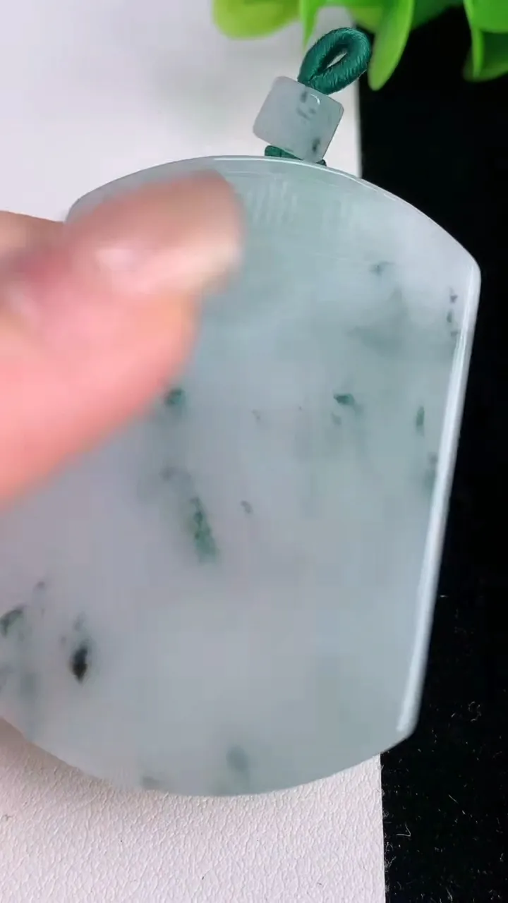 天然A货翡翠飘花无事牌吊坠，尺寸54.2-40.5-5.5，重量:34.96g
8月2日