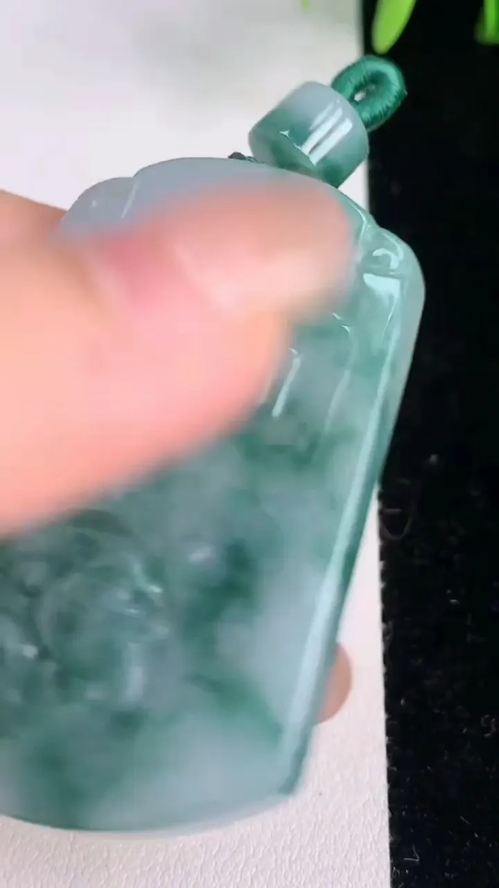 天然A货翡翠飘花仿古无事牌吊坠，尺寸50.8-37-5.6，重量:28.88g
8月2日