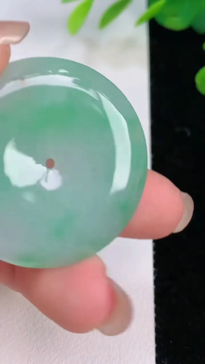 天然A货翡翠平安扣吊坠，尺寸35-5，重量:12.30g
8月2日