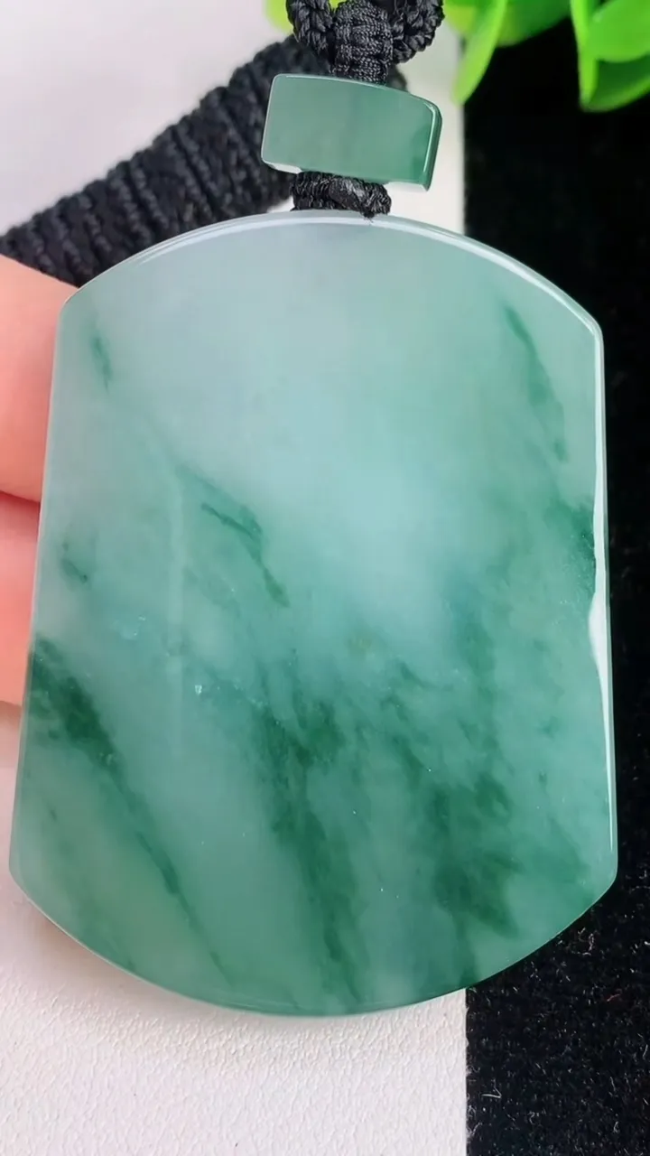 天然A货翡翠冰种飘花无事牌吊坠，尺寸56-42.7-5.8，重量:43.98g
8月3日
