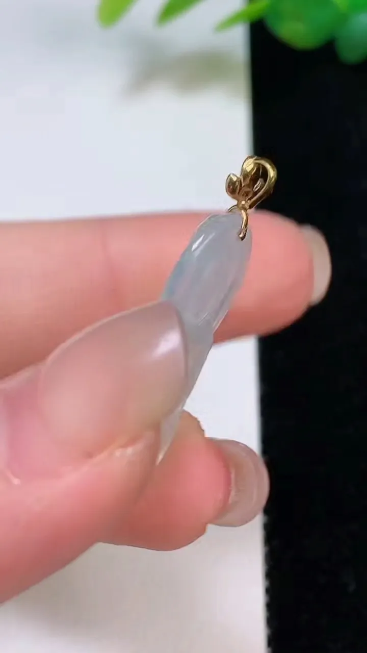 天然A货翡翠种正装观音菩萨吊坠，尺寸28.4-16-3.4，重量:2.81g
8月3日