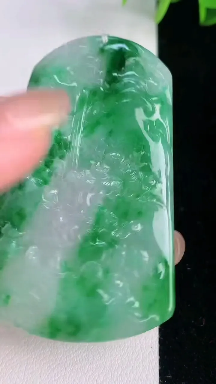 天然A货翡翠山水牌吊坠，尺寸58.8-37.4-4.7，重量:21.70g
8月3日