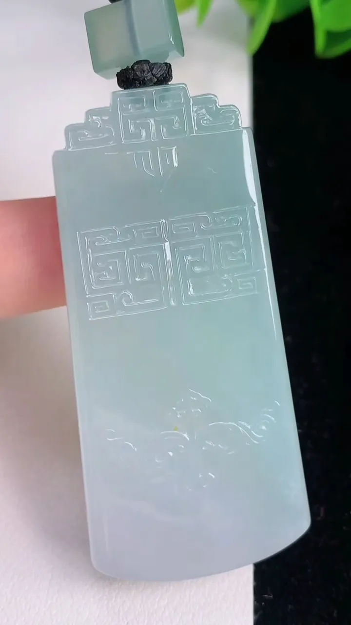 天然A货翡翠仿古无事牌吊坠，尺寸60-27.2-5，重量:26.96g
8月3日