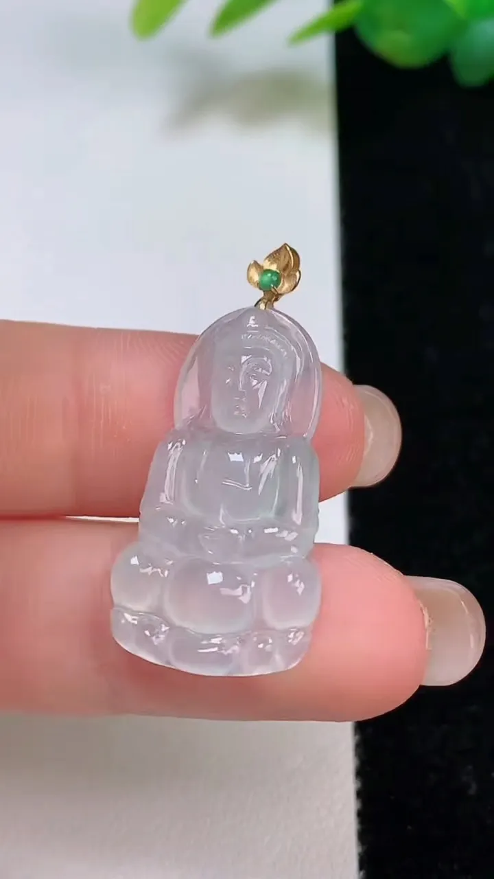天然A货翡翠种正装观音菩萨吊坠，尺寸28.4-16-3.4，重量:2.81g
8月3日